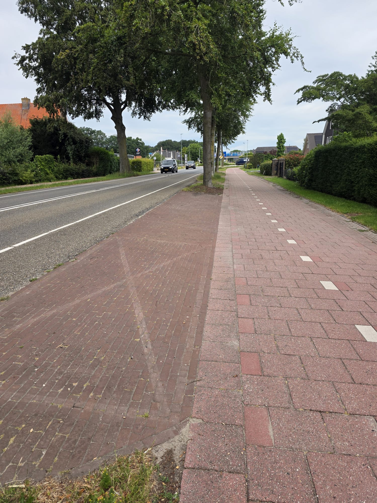 Rode klinkerstrook langs de Zuiderzeestraatweg waar je kunt parkeren