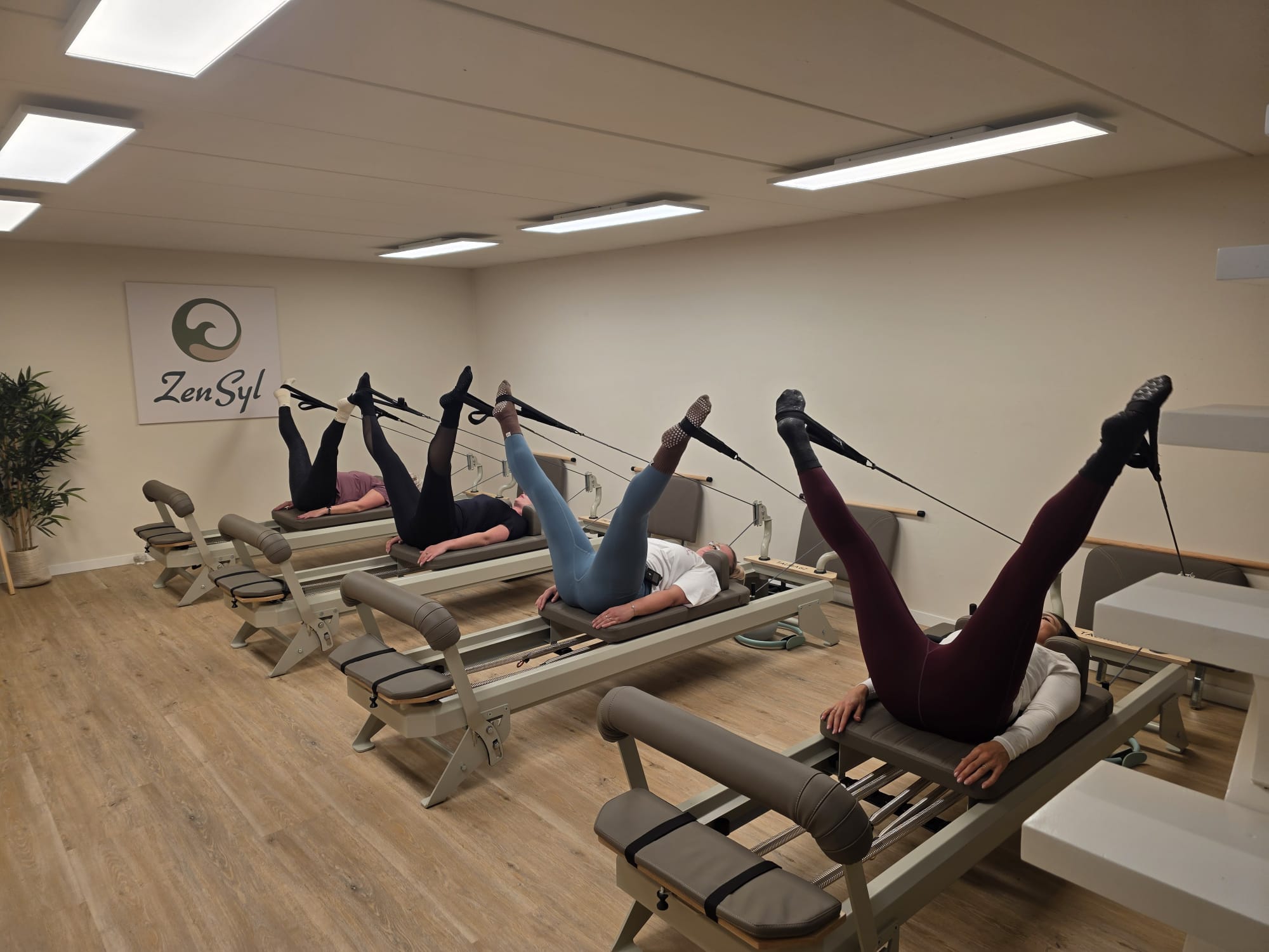 Deelnemers tijdens een gezamenlijke reformer oefening