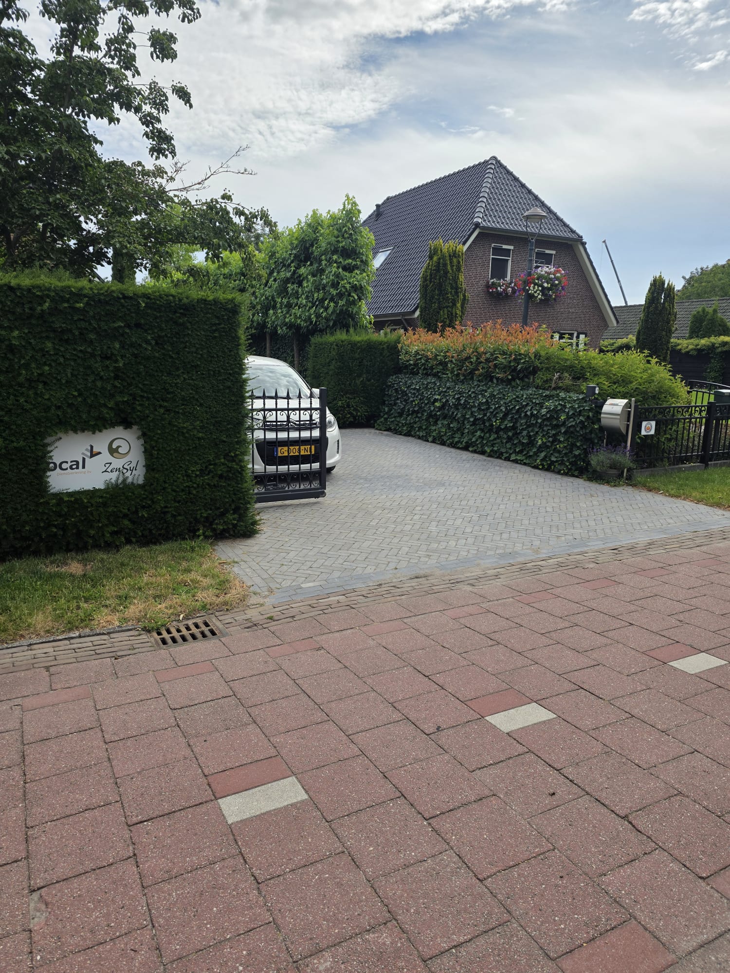 Oprit met parkeerplek voor ZenSyl aan de Zuiderzeestraatweg 464