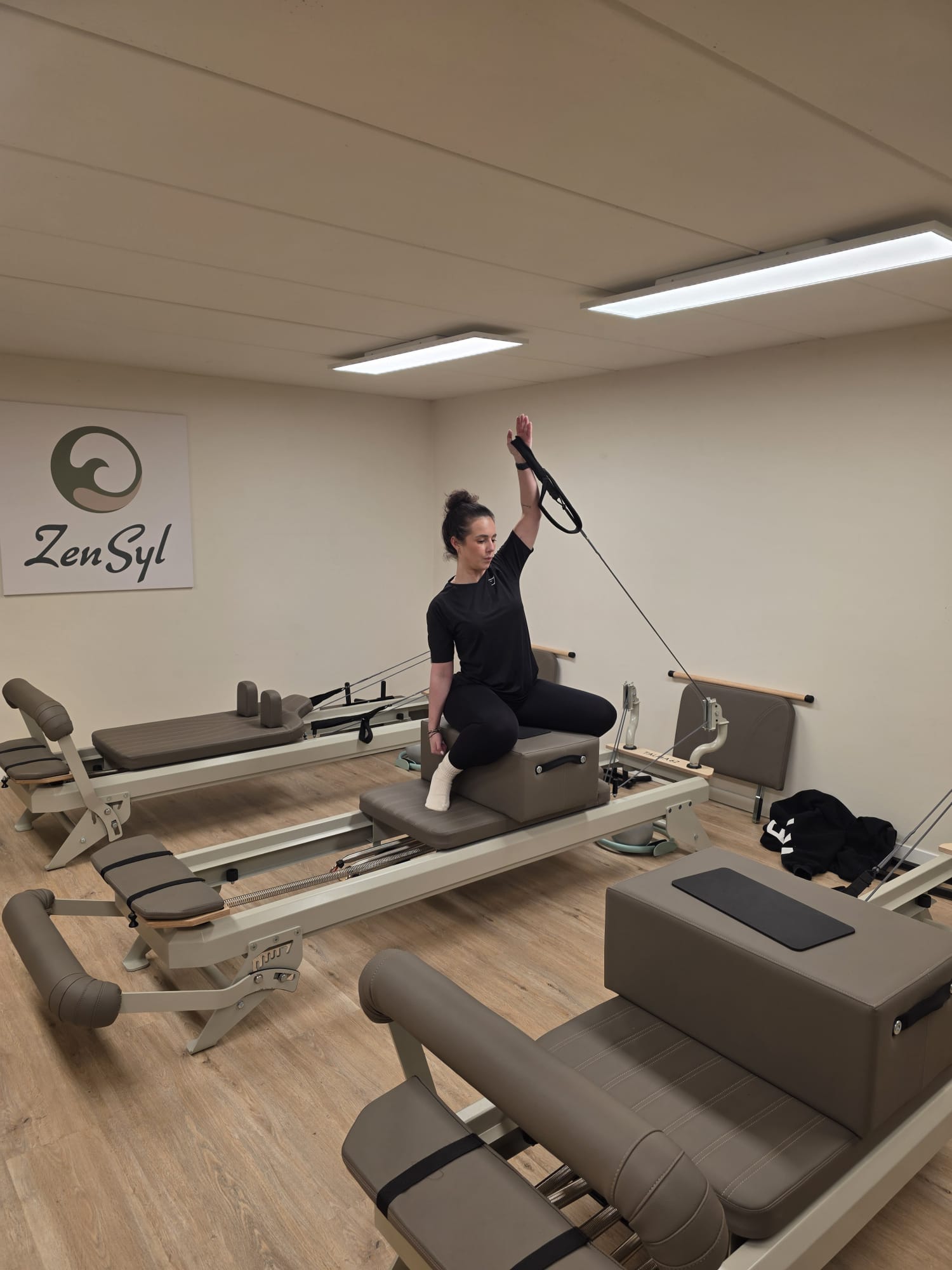 Bewuste beweging met een arm omhoog op de reformer